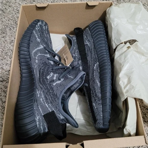 Adidas Yeezy Boost 350 V2 in Black and Gray - Picture 2 of 2
